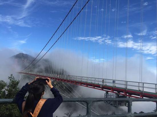 面对这样的美景，除了发自肺腑的赞叹，游客只剩下疯狂地按快门了。