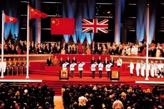 1997年7月1日零時整,五星紅旗升起在香港會議展覽中心,香港回歸祖國懷抱。
