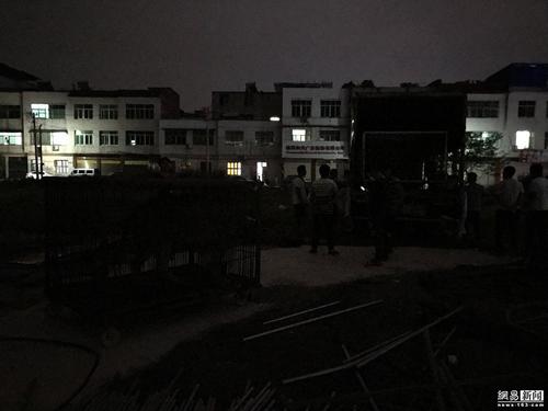 晚上9時(shí)許，記者趕到現(xiàn)場(chǎng)，因馬戲團(tuán)存在安全隱患，執(zhí)法人員要求馬戲團(tuán)立即撤走，各部門值班人員在現(xiàn)場(chǎng)督辦。