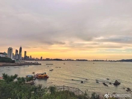 海上生明月，天涯共此時。中秋之夜，從那一抹多姿的晚霞，到這一輪當(dāng)空的明月，煙臺已美得不似人間……