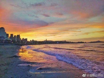 海上生明月，天涯共此時。中秋之夜，從那一抹多姿的晚霞，到這一輪當(dāng)空的明月，煙臺已美得不似人間……
