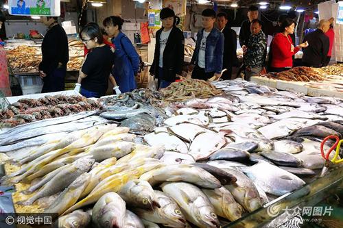 2017年10月4日，青島，中秋佳節，武夷山路海鮮市場，前來購買海鮮的市民擠爆了整個海鮮市場，如同春運期間旅客購買車票。