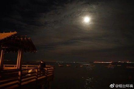 海上生明月，天涯共此時。中秋之夜，從那一抹多姿的晚霞，到這一輪當(dāng)空的明月，煙臺已美得不似人間……