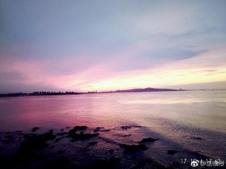 海上生明月，天涯共此時。中秋之夜，從那一抹多姿的晚霞，到這一輪當(dāng)空的明月，煙臺已美得不似人間……