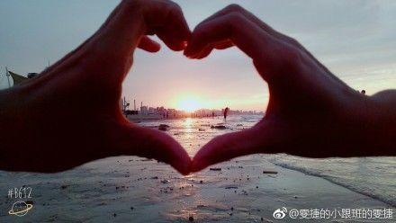 海上生明月，天涯共此時。中秋之夜，從那一抹多姿的晚霞，到這一輪當(dāng)空的明月，煙臺已美得不似人間……