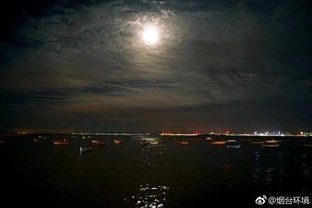 海上生明月，天涯共此時。中秋之夜，從那一抹多姿的晚霞，到這一輪當(dāng)空的明月，煙臺已美得不似人間……