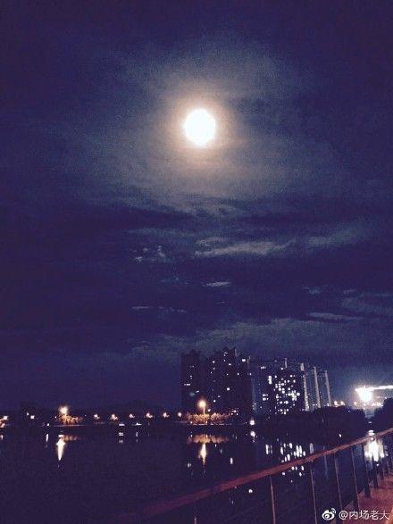 海上生明月，天涯共此時。中秋之夜，從那一抹多姿的晚霞，到這一輪當(dāng)空的明月，煙臺已美得不似人間……