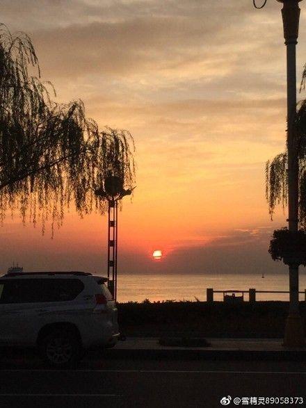 海上生明月，天涯共此時。中秋之夜，從那一抹多姿的晚霞，到這一輪當(dāng)空的明月，煙臺已美得不似人間……