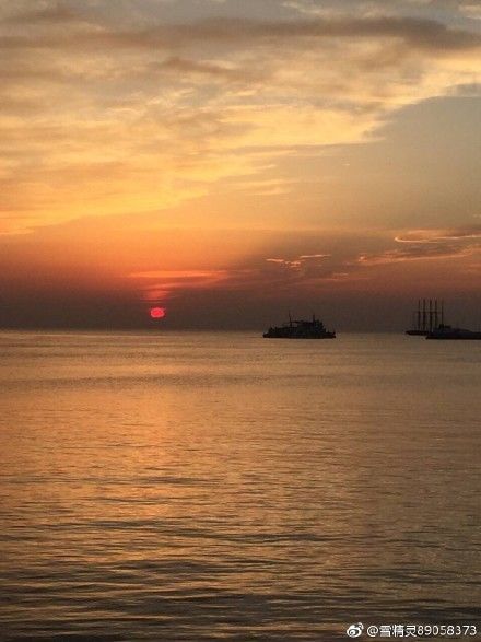 海上生明月，天涯共此時。中秋之夜，從那一抹多姿的晚霞，到這一輪當(dāng)空的明月，煙臺已美得不似人間……
