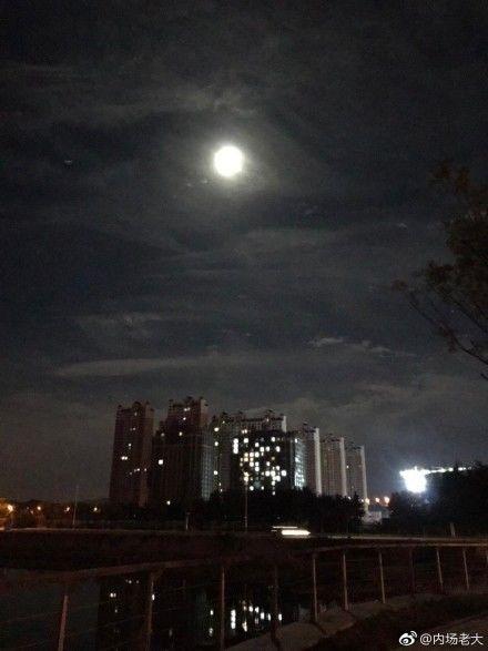 海上生明月，天涯共此時。中秋之夜，從那一抹多姿的晚霞，到這一輪當(dāng)空的明月，煙臺已美得不似人間……