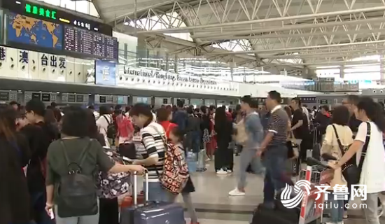 在游客于秀华看来,“去一个城市的酒店住宿啊、饮食啊各方面都会注意的,包括一些购物,购物的比例占到70%左右。”