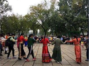 少数民族文艺团体演出过程中邀请很多游客参与，和他们一起跳舞，现场其乐融融。 记者 张晓燕 摄