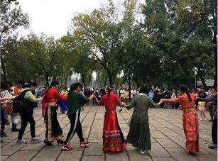 少数民族文艺团体演出过程中邀请很多游客参与,和他们一起跳舞,现场其乐融融。 记者 张晓燕 摄