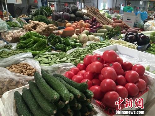 資料圖:菜市場(chǎng)上的各種蔬菜。中新網(wǎng)種卿 攝
