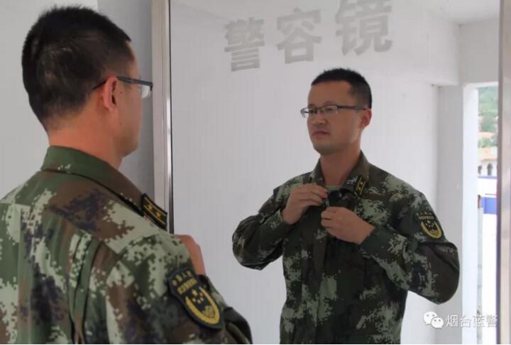 洗漱完畢后,張文宏對著鏡子整理自己的著裝,雖然海島環境艱苦,但是邊防官兵每天都保持良好的警容風紀。