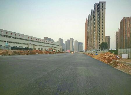 花园路东延快车道6日完成沥青摊铺，9日即将通车。 记者王晓芳 摄