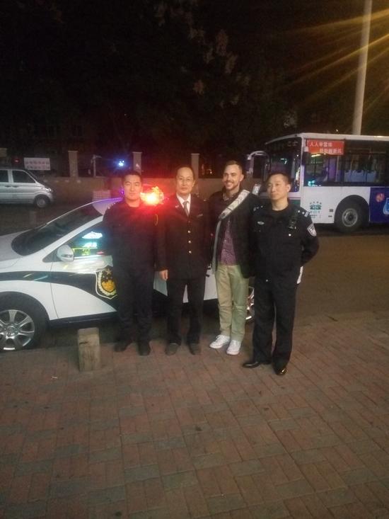 洋小伙與民警合影