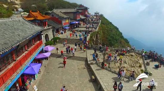 現在是“十一”假期,登山祈福和觀日出的游客摩肩接踵。