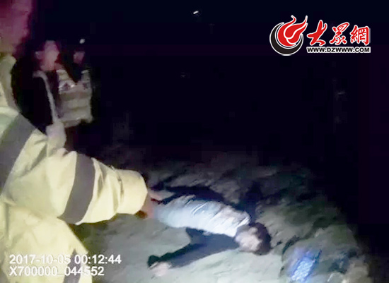 民警將昏睡的小王送到醫院，抽取了血液樣本做酒精檢測。