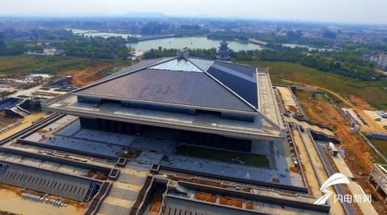這是新建的孔子博物館,將于2018年竣工啟用。