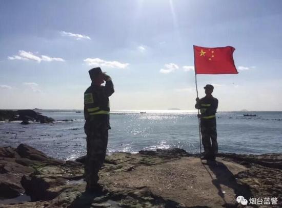 海岛上两个人的升旗仪式，祝愿伟大的祖国繁荣昌盛。