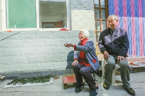 刘老先生与老伴每年都从市区来到柳埠街道泥淤泉西村住上几个月 记者黄中明 摄