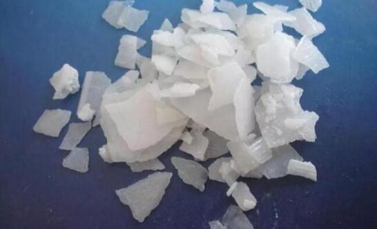 而在湖南,一個(gè)兩歲男童在地上撿拾了一塊類似冰糖狀的東西,便吃到了嘴里。沒想到,孩子吃下的也是火堿。孩子的消化道被灼傷。