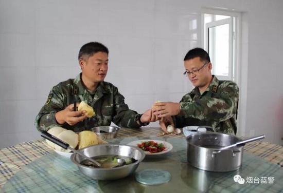 一盤拌辣椒、一盆蔬菜湯就是兩個人的早餐,島上的生活沒有陸地那樣豐富多彩,民警們卻在這一菜一湯間看清了人生的意義。