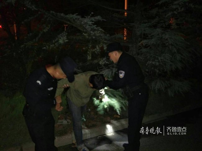 民警于是把男子推醒询问他情况，而面对民警迷迷糊糊也不清楚自己怎么会躺在这里，只是称喝了点小酒，找不到回家的路了。