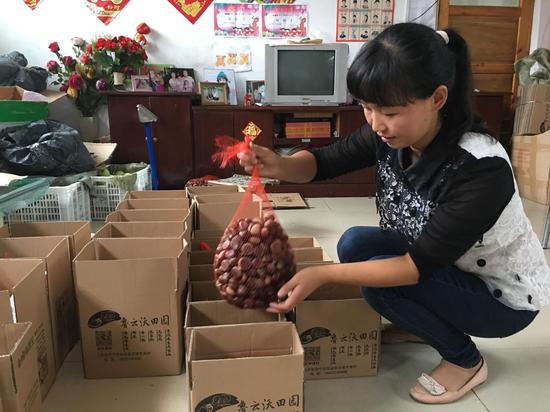 薛玉鳳在自家村站打包核桃。見習記者 王瑞超 攝