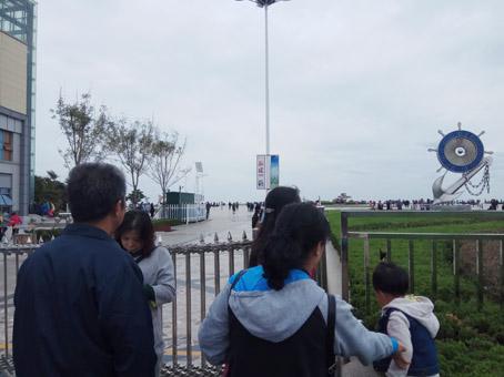 十一期間,記者探訪有日照“城市會客廳”之稱的萬平口景區時,不少商戶希望能夠早日恢復免費。