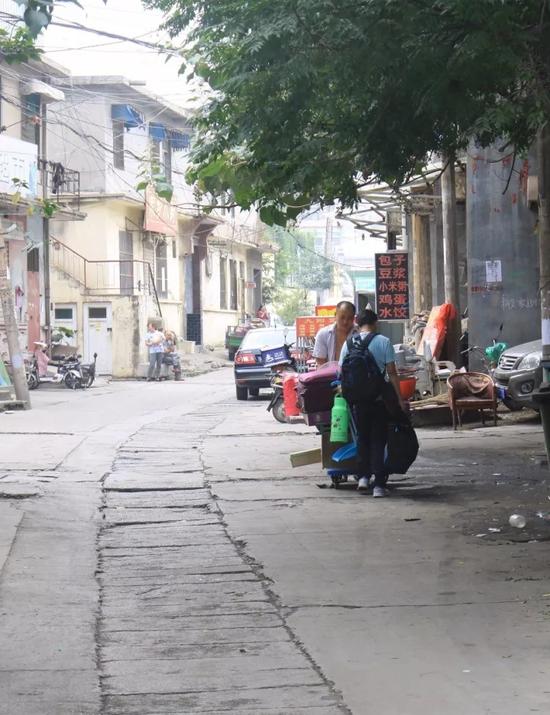 在搬迁前,丁家庄单间房租在二三百元左右。住在这里的有众多打工族,还有一些刚毕业的学生。