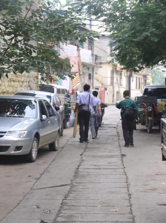 阿华(右一)终于离开丁家庄了。他在这里已经住了13年,房租从60涨到了340。临走前,他说,有点“舍不得”。