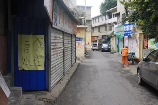 “清倉處理”的店鋪，也已經關門待拆。