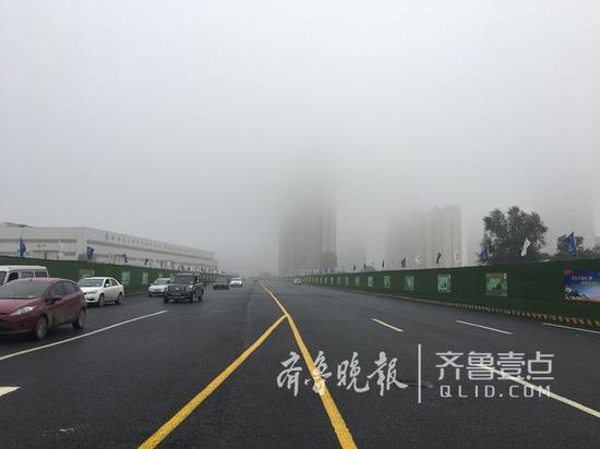 在路口位置,地面上還劃上了直行以及左右轉(zhuǎn)交通標(biāo)線。