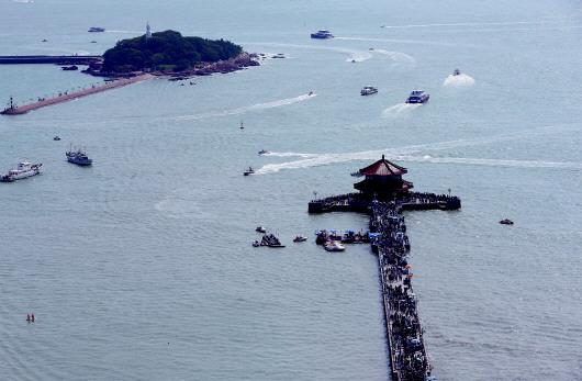 黃金周期間,沿海一線景區吸引了大量客流。