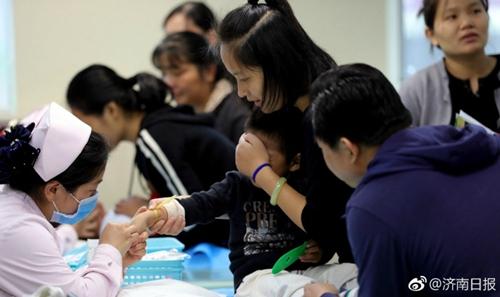 10月9日，在濟(jì)南市婦幼保健院輸液大廳，小患兒扎堆輸液。