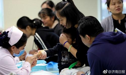 10月9日，在济南市妇幼保健院输液大厅，小患儿扎堆输液。