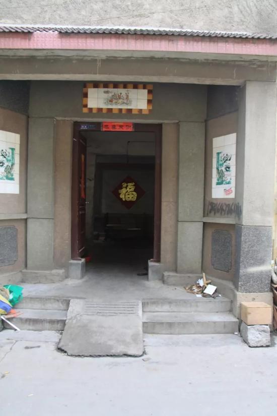 红色的“福”字,家的象征,但现在要离开了。