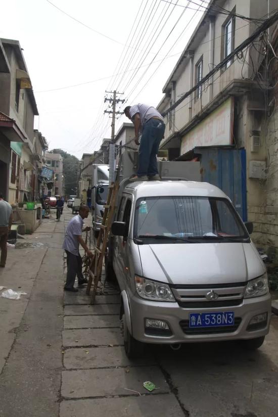 物品抬上车,绑紧,准备出发……