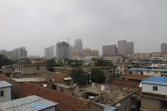 西北側，是大地銳城、綠地隆悅等樓盤。