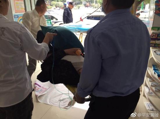 情況危急,民警只能在隨行醫生同意后,用警車將其送醫。經過1個小時的搶救,男子脫離了生命危險。