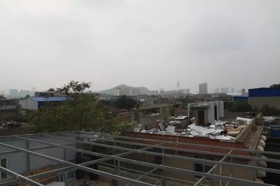 西南侧,远处的山是五顶茂岭山。未来,那里也会崛起高楼。