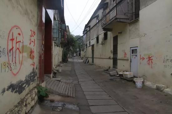目前,丁家庄很多地方已经搬空,只待拆迁。搬空的房子上,写着红色的“拆”。