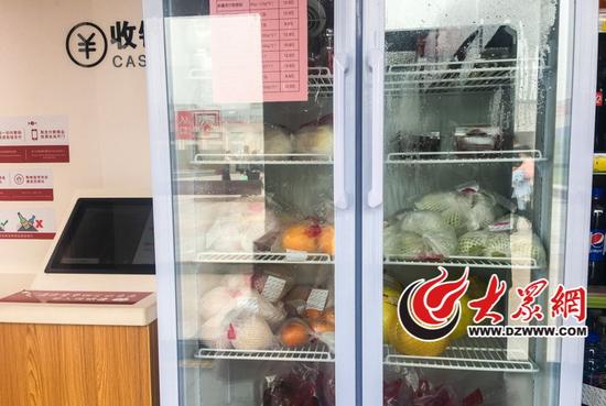 新增的水果冷柜内的水果多是“远道而来”。 大众网记者张玛睿摄
