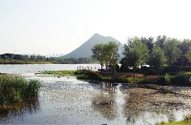 華山湖試驗段芳容初現(xiàn)。(本報記者 張一 攝)