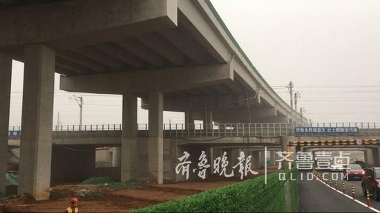 二环西南延下穿京沪铁路4孔箱涵主体完成,最东侧已放开,实现与二环南路相通。齐鲁晚报·齐鲁壹点记者 王皇摄