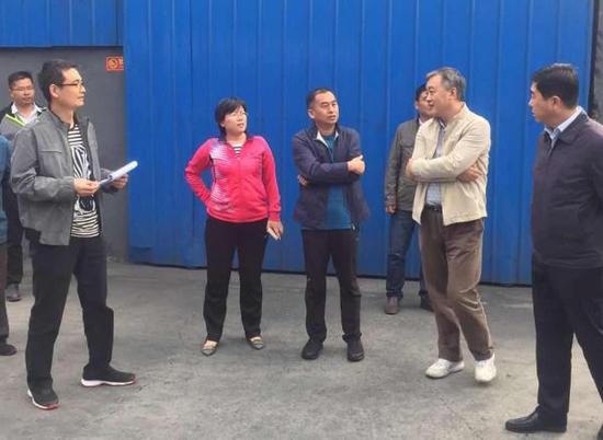 10月3日,刘敏(左三)陪环保部巡查组在德州经开区赵虎镇乾海碳素有限公司内检查。 受访者提供图