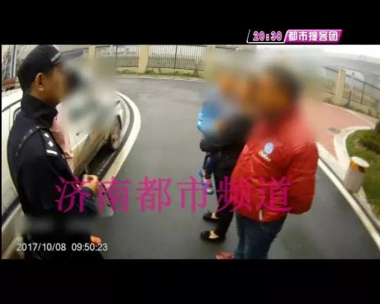 在鮑山派出所民警的勸說下,孩子的父母答應回家注意跟孩子多溝通,隨后女孩跟隨父母回到家中。