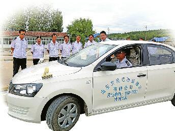 交運(yùn)駕校教練在交流駕考新規(guī)如何應(yīng)對(duì)。(戴升寶 攝)